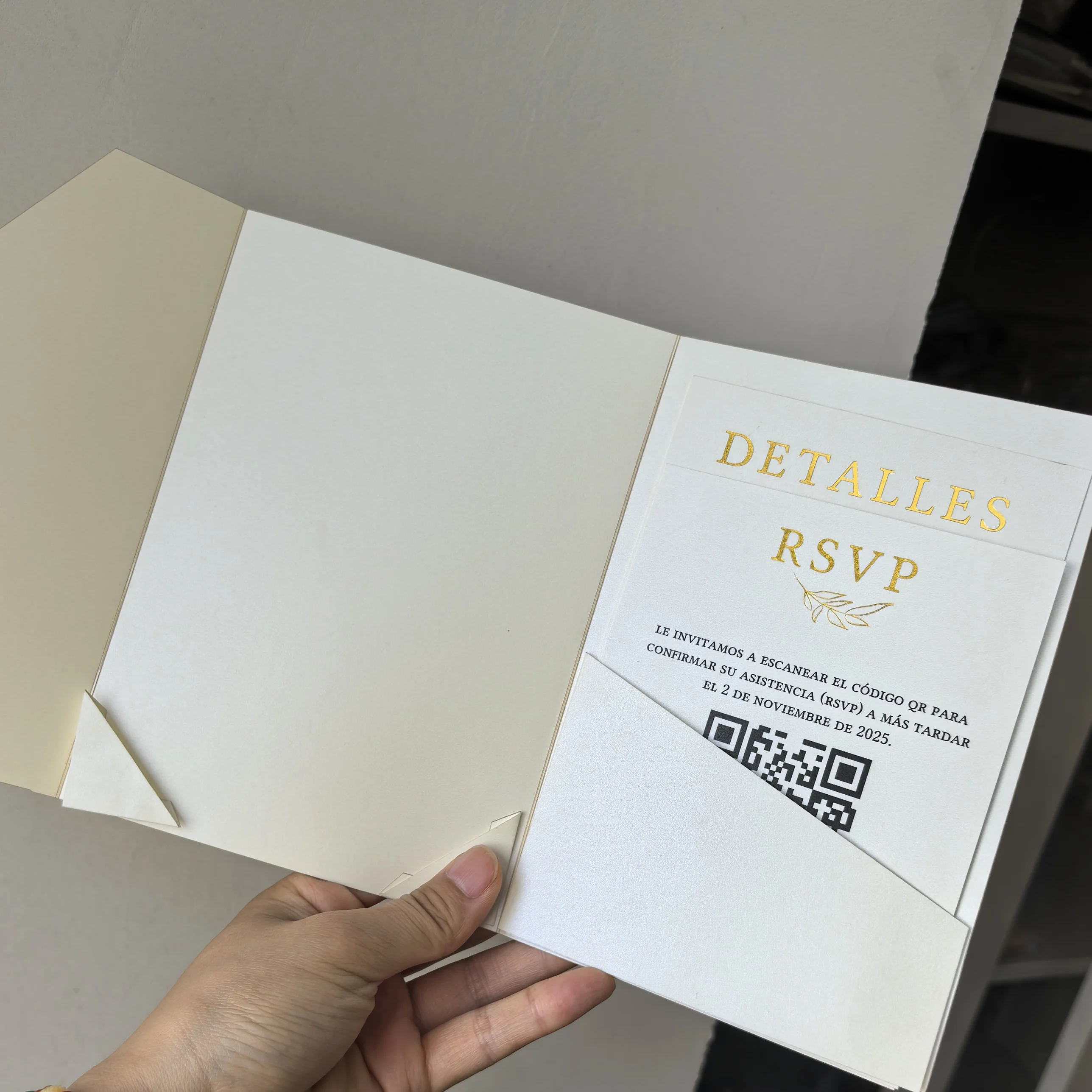 بطاقة أكريليك بحامل ثلاثي الطي مخصص عبرية مع جيب Rsvp وصورة تحت المنطقة حيث يذهب دعوات الأكريليك