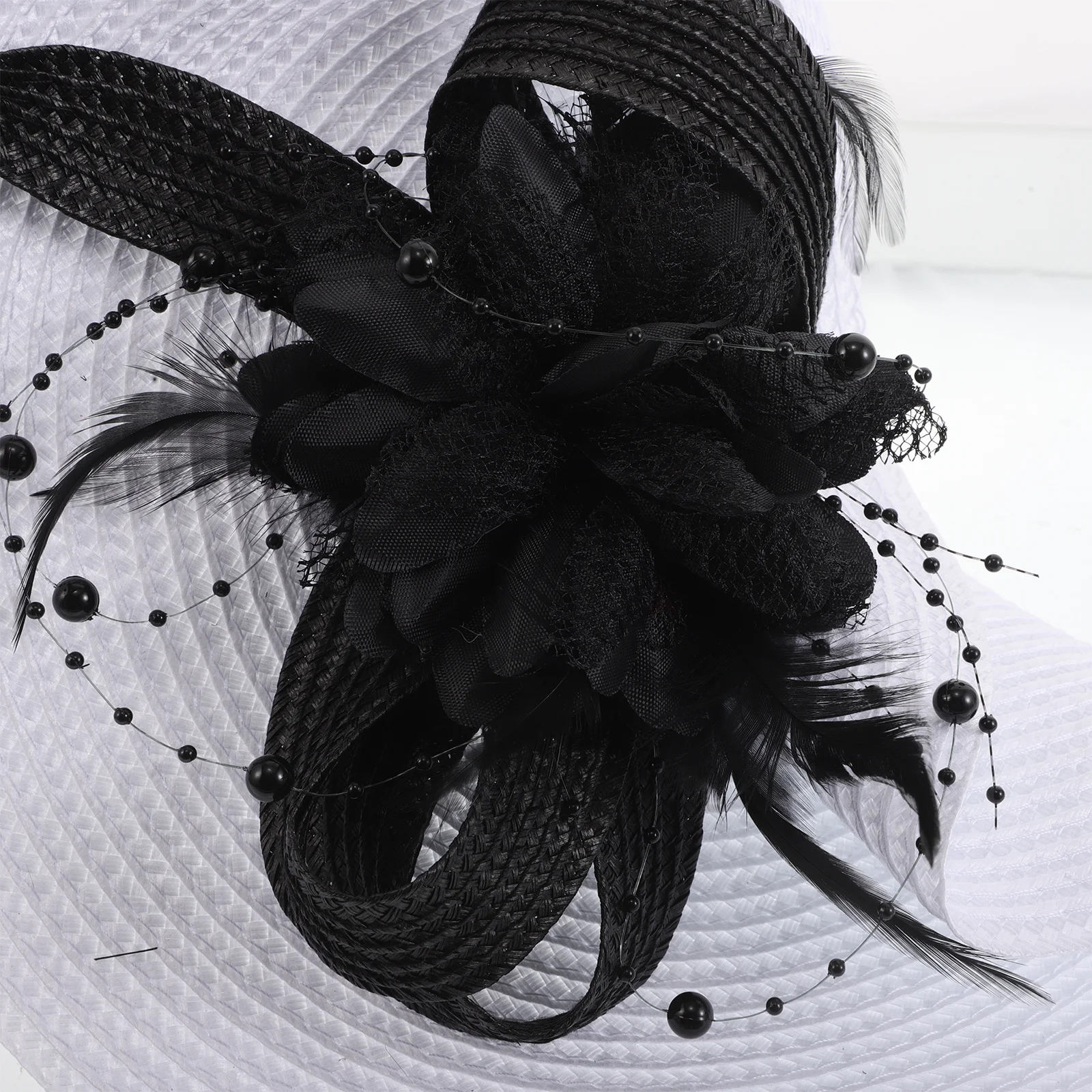 หมวกปีกกว้างประดับขนนก น้ำหนักเบา เหมาะสำหรับงานแต่งงาน เครื่องประดับศีรษะเจ้าสาวและแขกผู้หญิง อุปกรณ์ตกแต่งผมเจ้าสาว