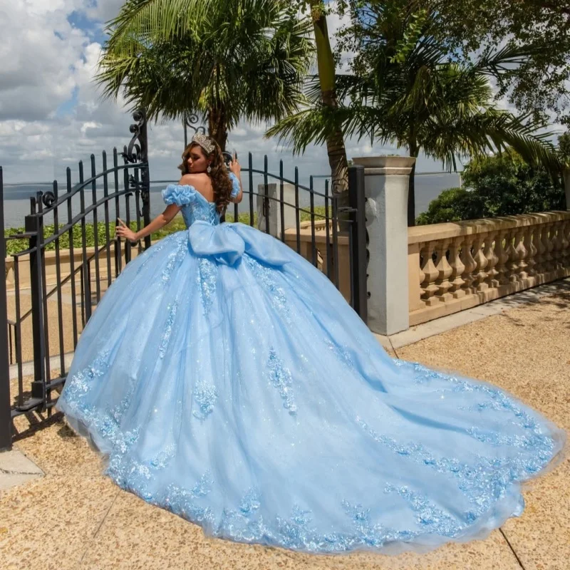 光沢のあるスカイブルーのキンセアニェーラドレス、オフショルダー、クリスタルフラワーグリッターデカール、ロングテール、ボウ、ベスティドス・デ・15キンセアニェーラ ﻿ カスタマイズ