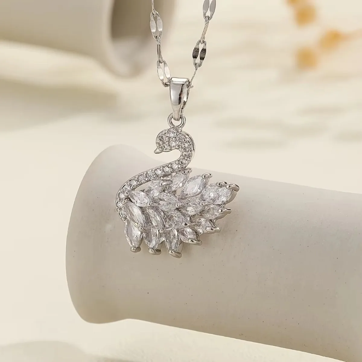 قلادة على شكل بجعة مصنوعة من النحاس ومرصعة بسلسلة الزركون، هدية عيد حلوة ورومانسية للنساء #3