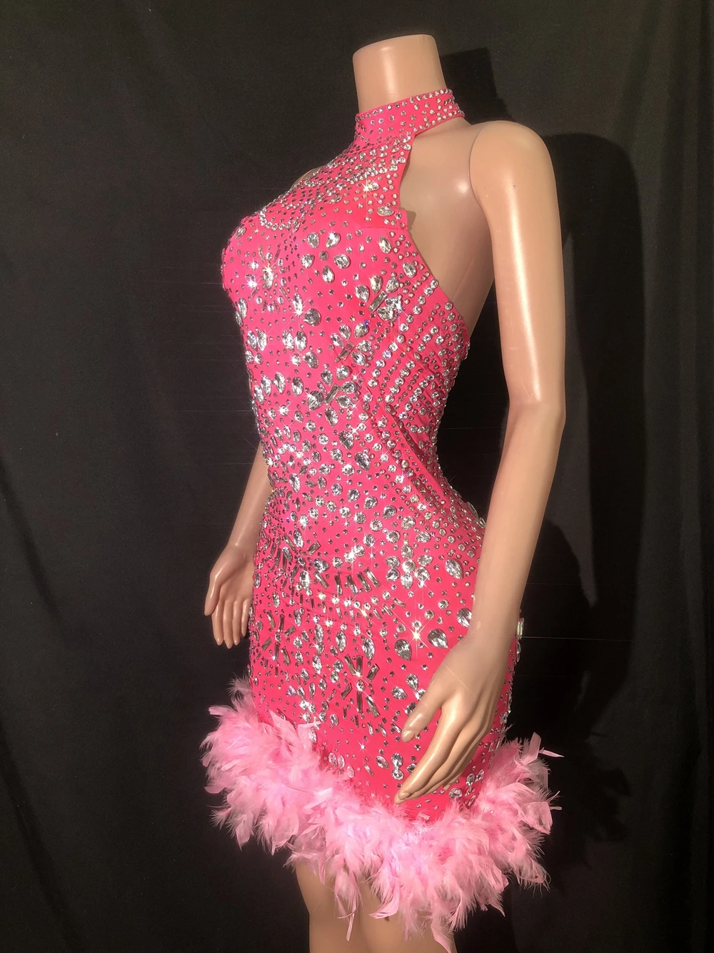 Vestido de plumas sin espalda con diamantes de imitación brillantes para mujer, vestido de noche Sexy para baile de graduación, celebración de cumpleaños, ropa de espectáculo de actuación de cantante