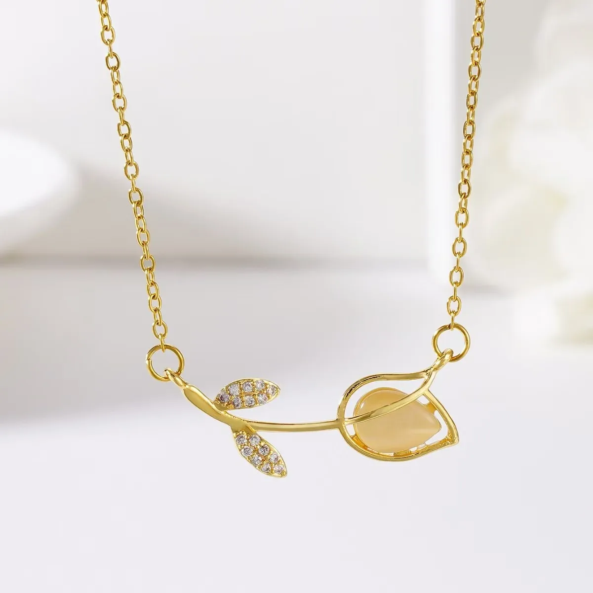 

Necklace women's tulip new white jade pulp French light luxury niche design pendant Valentine's Day gift collarbone chain