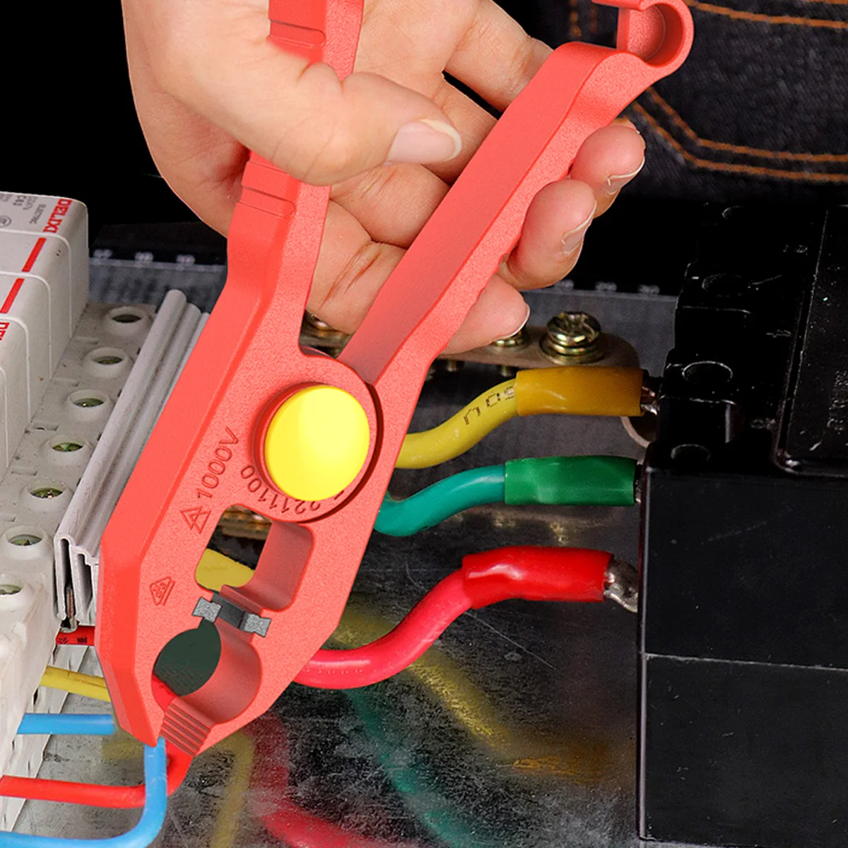 LAOA Insulated Plastic Round Head Wire Clamp Professional Tool for Electricians Durable and Safe Hand Tool with Ergonomic Design