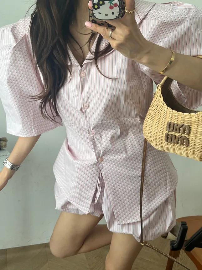 Set atasan dan bawahan wanita musim panas bergaya kasual, motif garis-garis, kerah lipat, kancing, atasan dengan ikat pinggang, celana panjang model bunga, dua potong.