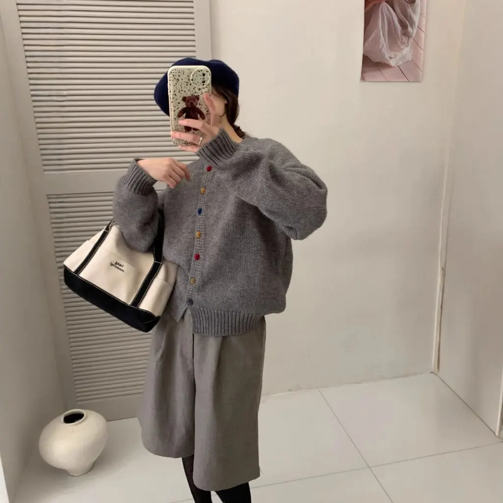 

Женская вязаная куртка в корейском стиле с круглым вырезом и длинными рукавами, однотонное короткое пальто реглан с яркими пуговицами на осень-зиму