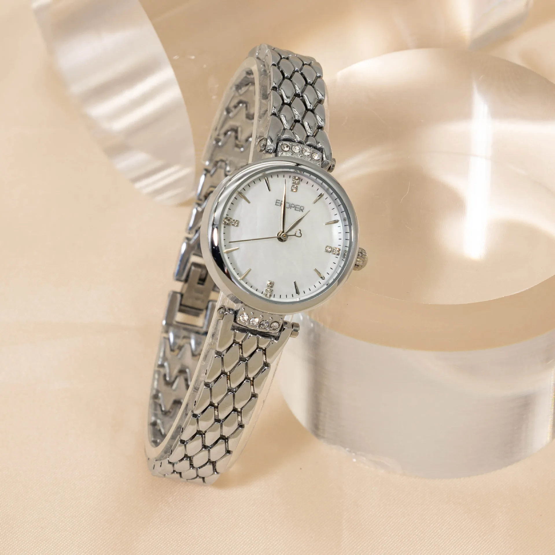 ساعة جديدة أنيقة وفاخرة، تصميم عالي القيمة، متعددة الاستخدامات وسهلة المطابقة مع حزام من الفولاذ المقاوم للصدأ.