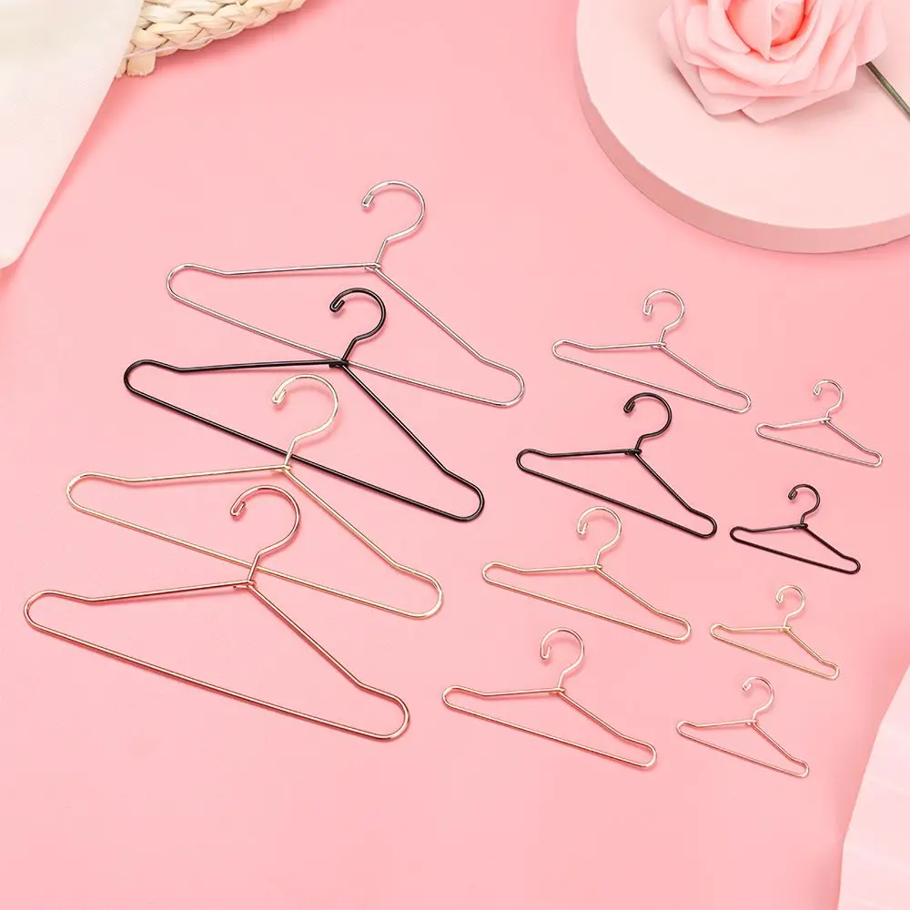 10 pz/set Cute Mini Hangers Metal Doll Dress Clothes Stand per Organizer abbigliamento per bambole appendini in miniatura decorazioni per casa delle bambole