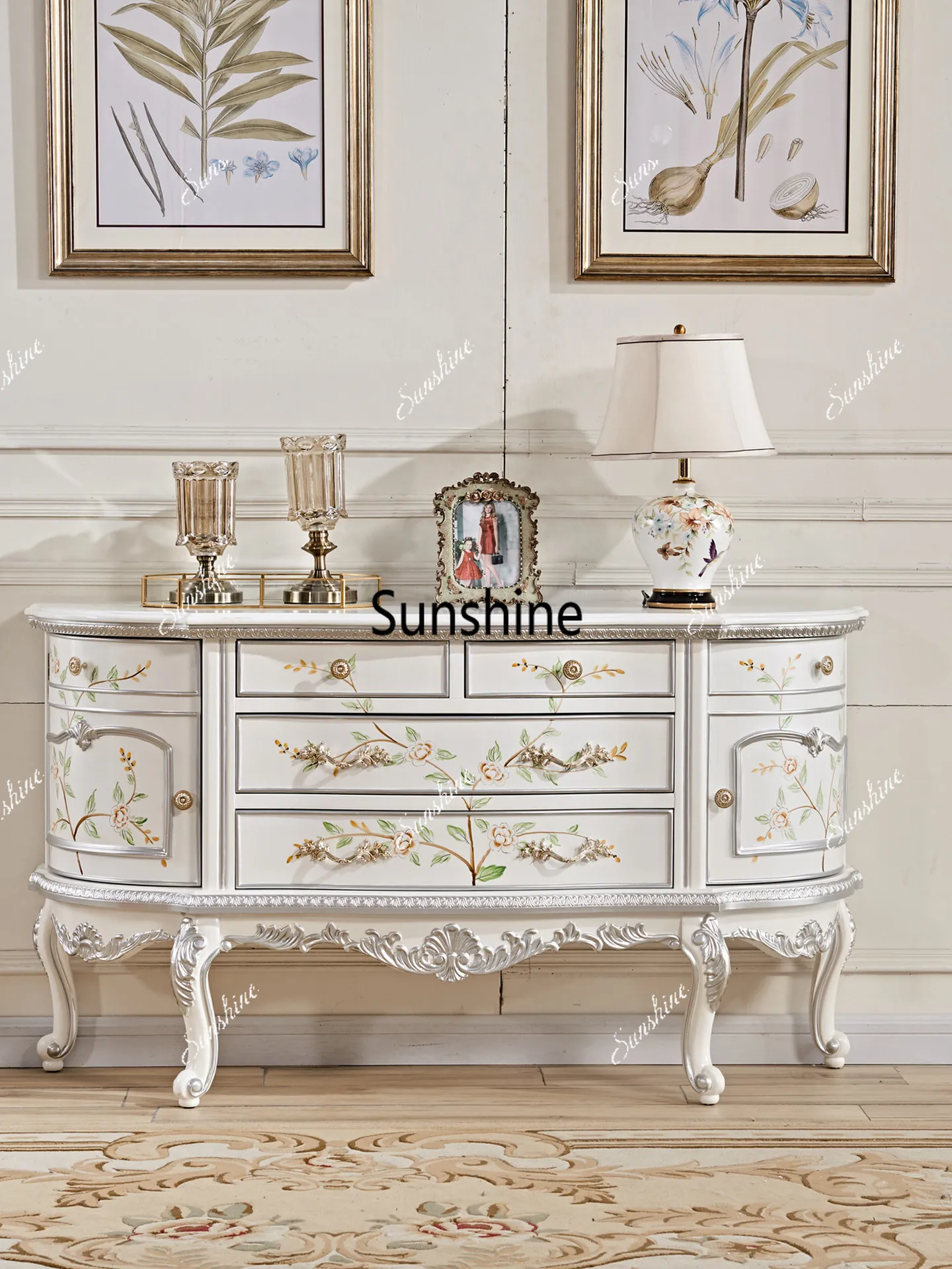 Light luxury European-style entrance cabinet is facing the door, living room and dining side storage