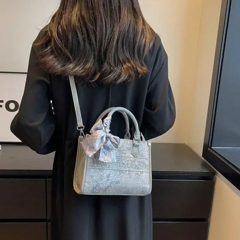 

2025 Summer Women's Fashion Essential. Premium Sense Big Bag, Versatile Capacity, Trendy Sophisticated Messenger for Commuting