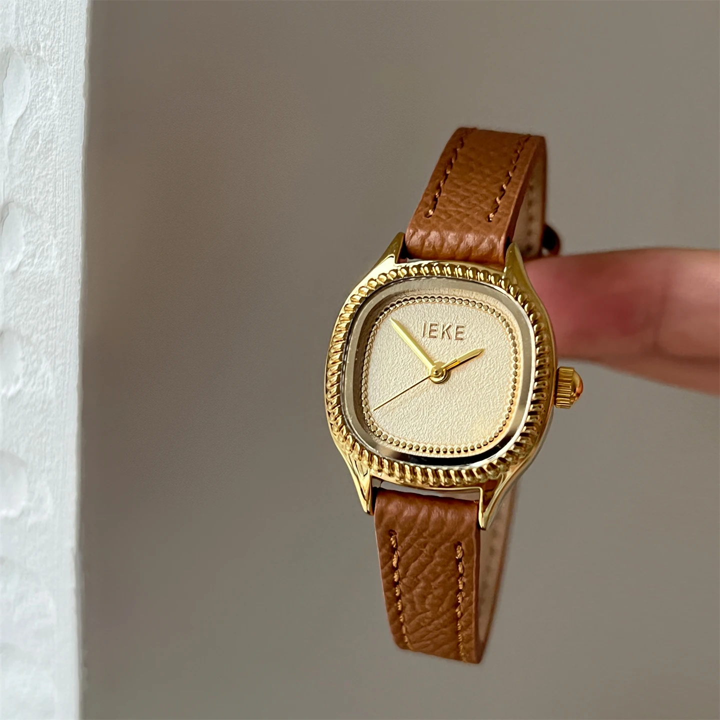 

Niche design ins light luxury square round small dial watch female simple temperament high-end sense retro belt watch