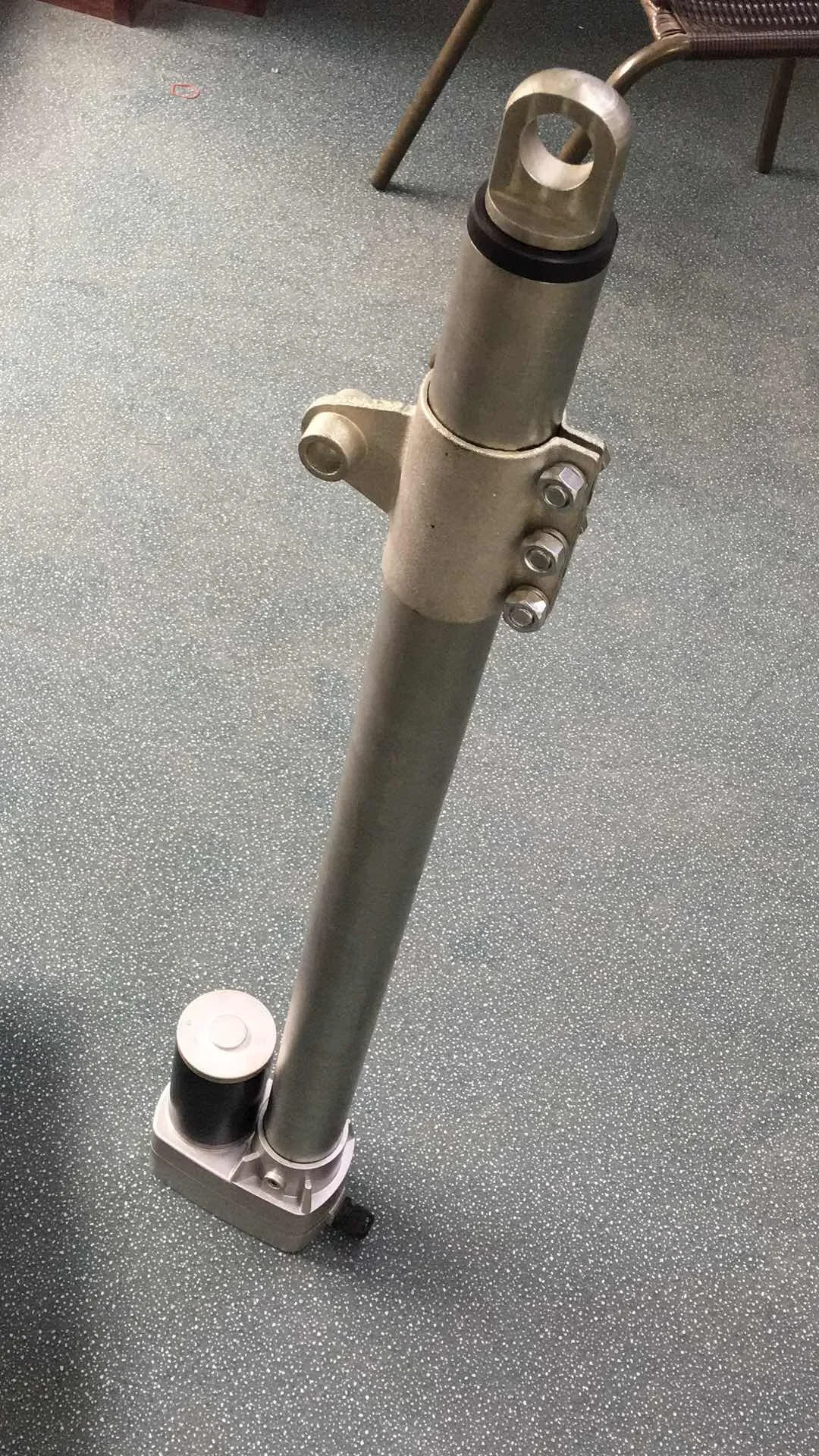 

Feedback 15000N Linear Actuators For Solar Tracker 12V 24V DC motor，24V，1000mm schedule，15000N load，IP66，with hall sensor