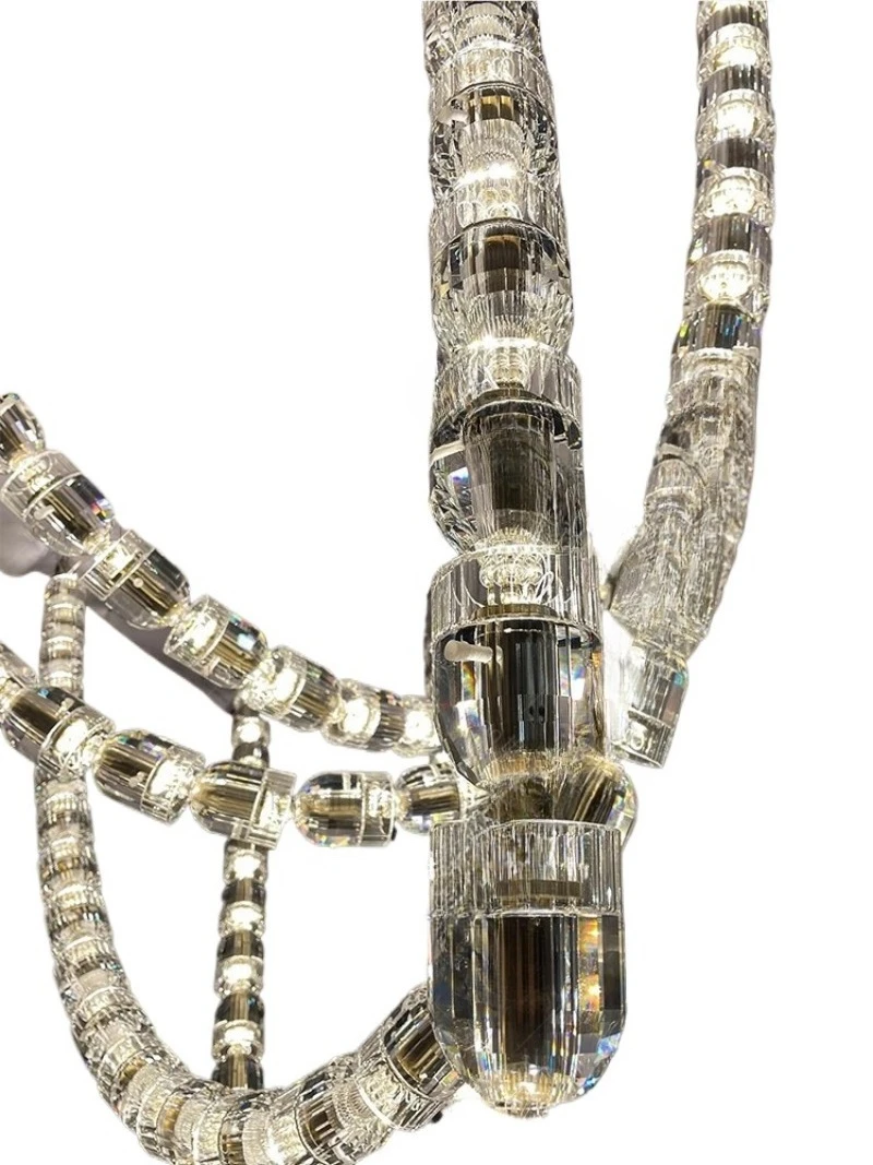 مبنى فيلا دوبلكس فاخرة خفيفة، ثريا غرفة معيشة فارغة، ثريا على شكل قلادة كريستالية