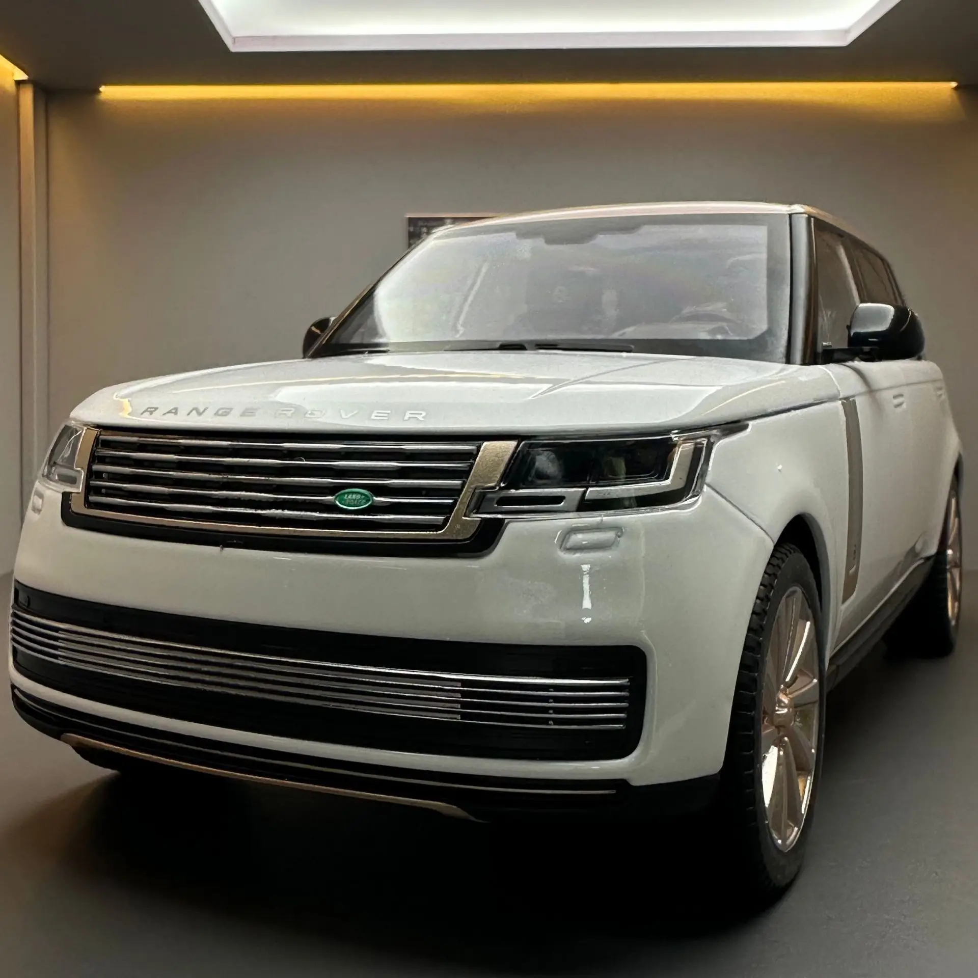 

Range Rover SUV 2023 Diecast 1:18 Alloy Car Model Diecast Metal Off-road Vehicle Car Model Sound and Light Simulation Toy Gift