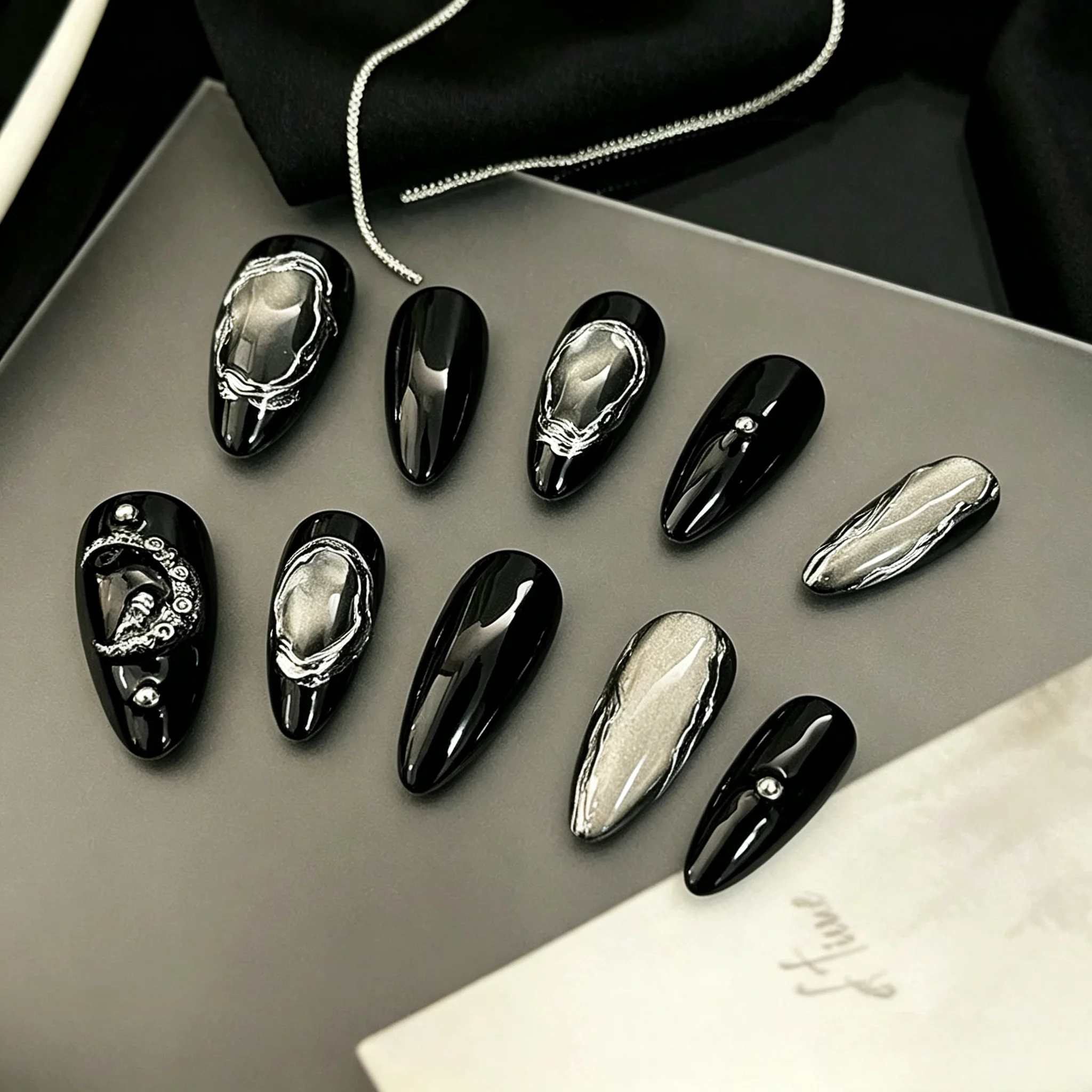 10 Pieces of Hand Pressed Almond Shaped Nails, Beautiful Fake Nails, Black Silver Metal Magic Mirror, Suitable for Women to Use