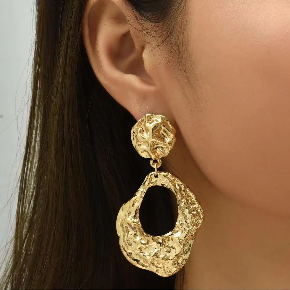 New Exaggerated Wrinkled Metal Geometric Oval Pendant Earrings for Women Minimalism Style Fashion Accessories Party Jewelry Gift