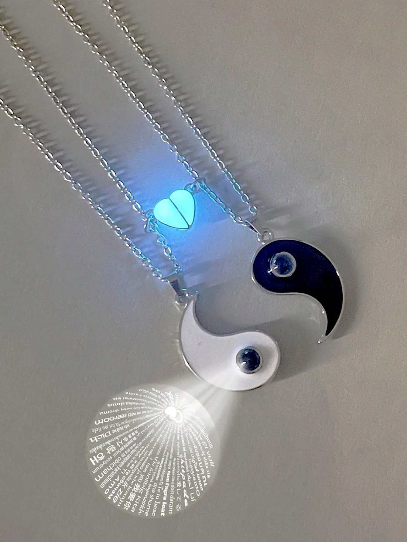 Set di 2 Collane con Ciondolo Yin Yang e Cuore Luminoso al Buio per Coppie