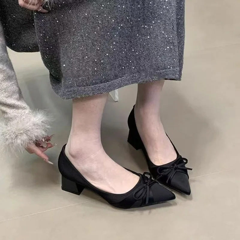 Retro halflange enkele schoenen Lente en zomer Nieuwe mode Gesp Puntige neus Comfortabele ondiepe neus Vlinderdas Casual schoen