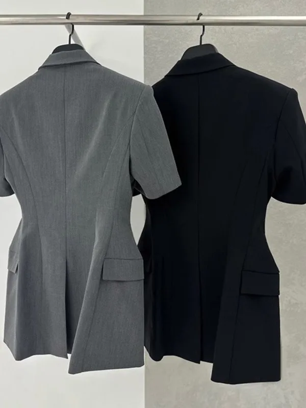 سترة نسائية قصيرة الأكمام بقصة ضيقة على الطراز الكوري أنيقة من خامة رقيقة مناسبة للعمل صيف 2025 بلون واحد