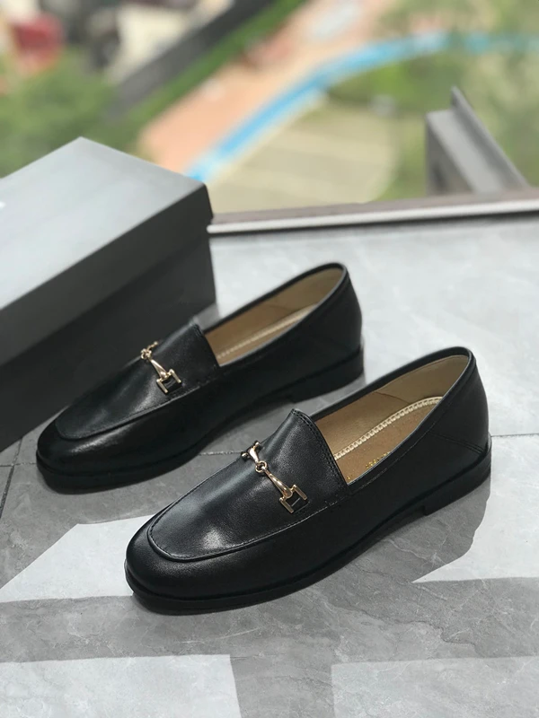 Withered British Fashion Buckle Leather Comfortable Breathable Flat Shoes Elegant Metal Office Ladies Leather Loafers