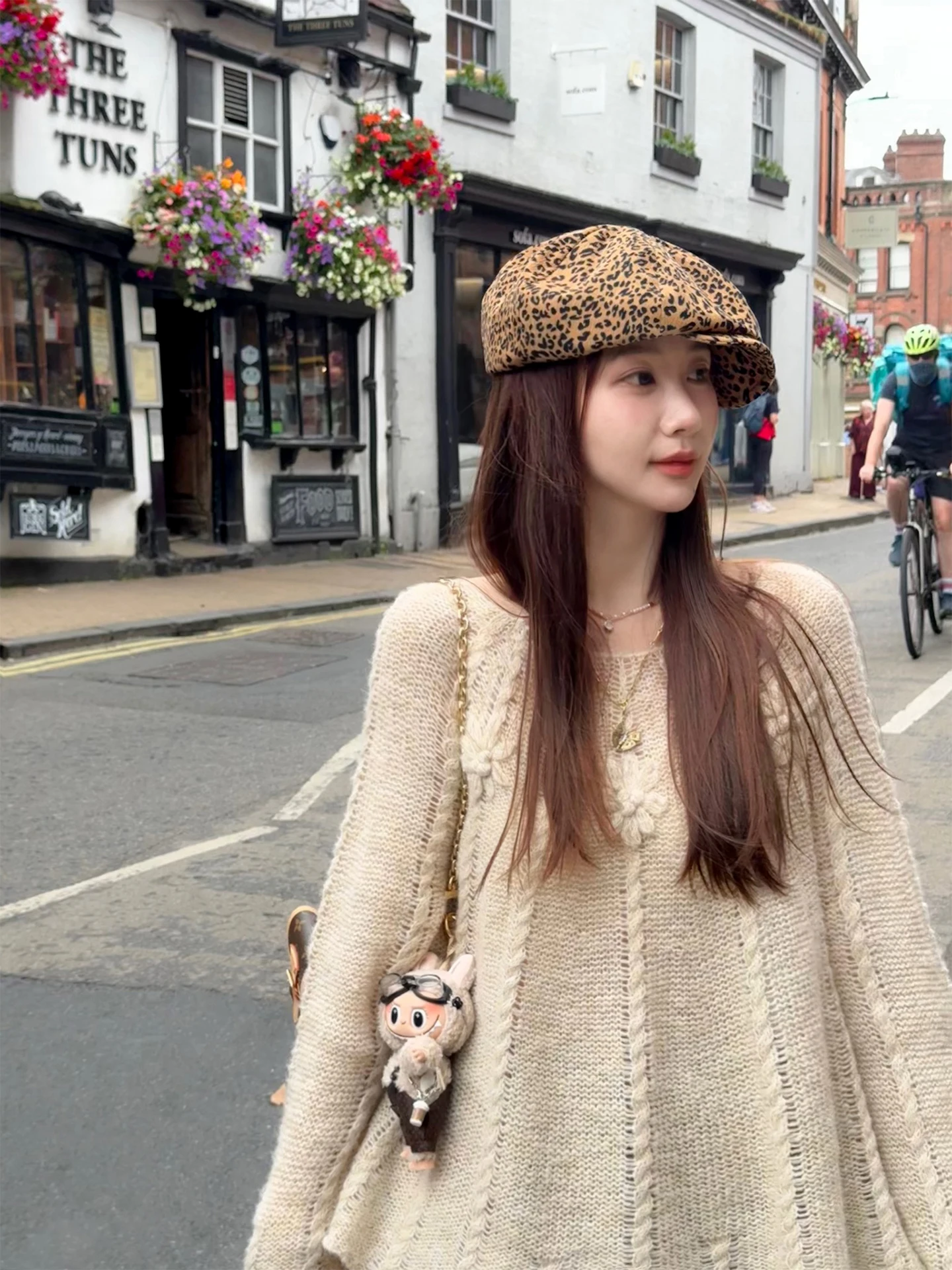 

Ленивый свитер ручной работы цвета чайного молока с длинными подошвой и круглым носком для женщин. Удобная одежда для поездок на работу. Осенне-весенняя одежда.