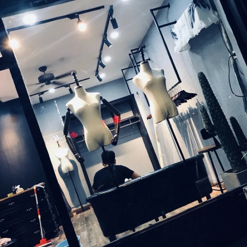 Custom men's and women's clothing display racks, wall-mounted shelves, wall-mounte side-hanging ceilings, wedding dress and gow