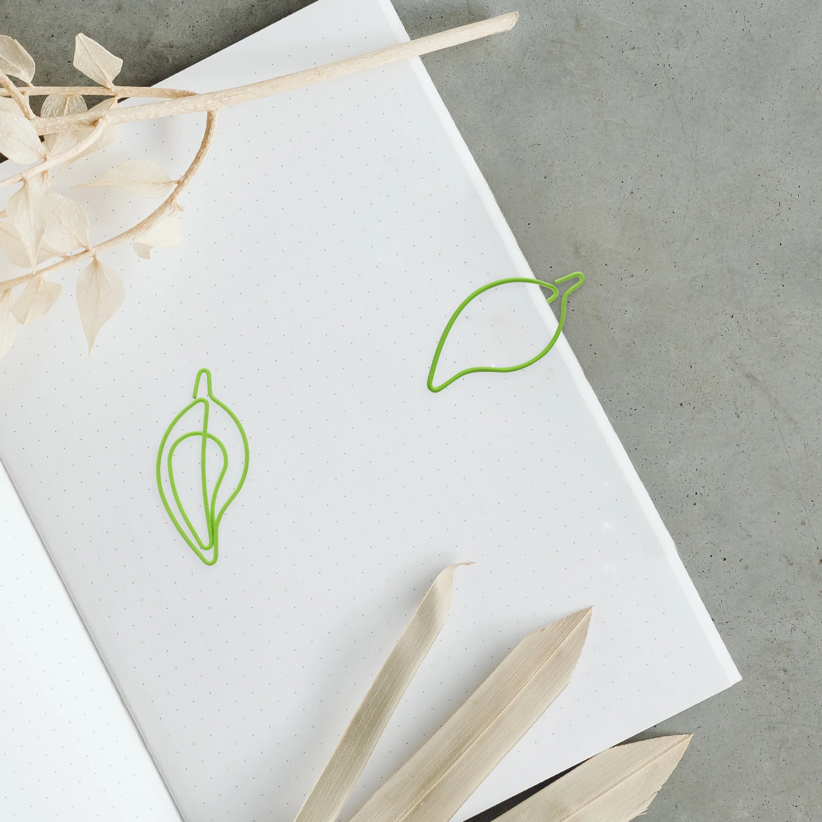 

30pcs Creative Leaf Shaped Paper Clips Metal Document Clamps Strong Hold Office School Supplies Multiuse File Organizer