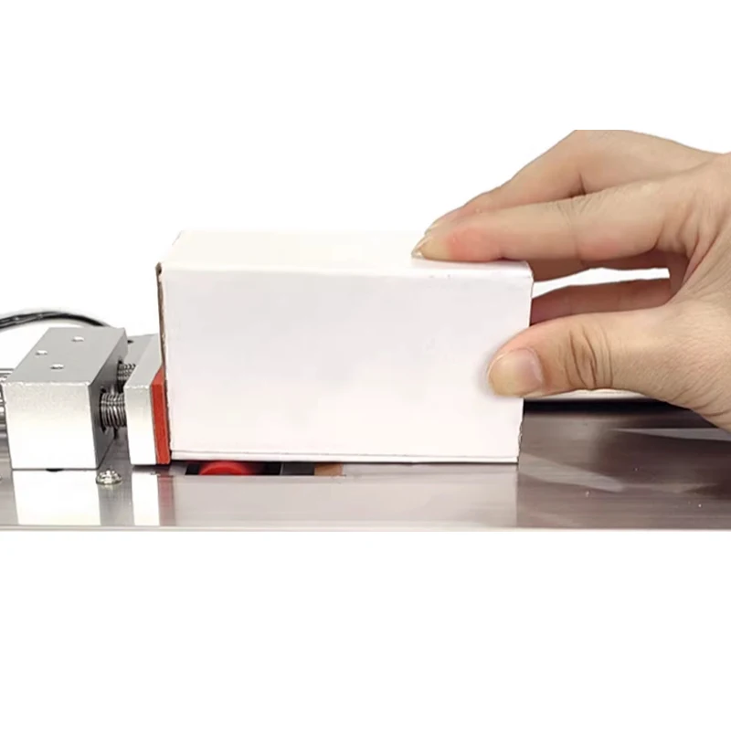 

90 ° Полуавтоматическая этикетировочная машина для прямоугольных коробок с правым углом, для нанесения этикеток на упаковку