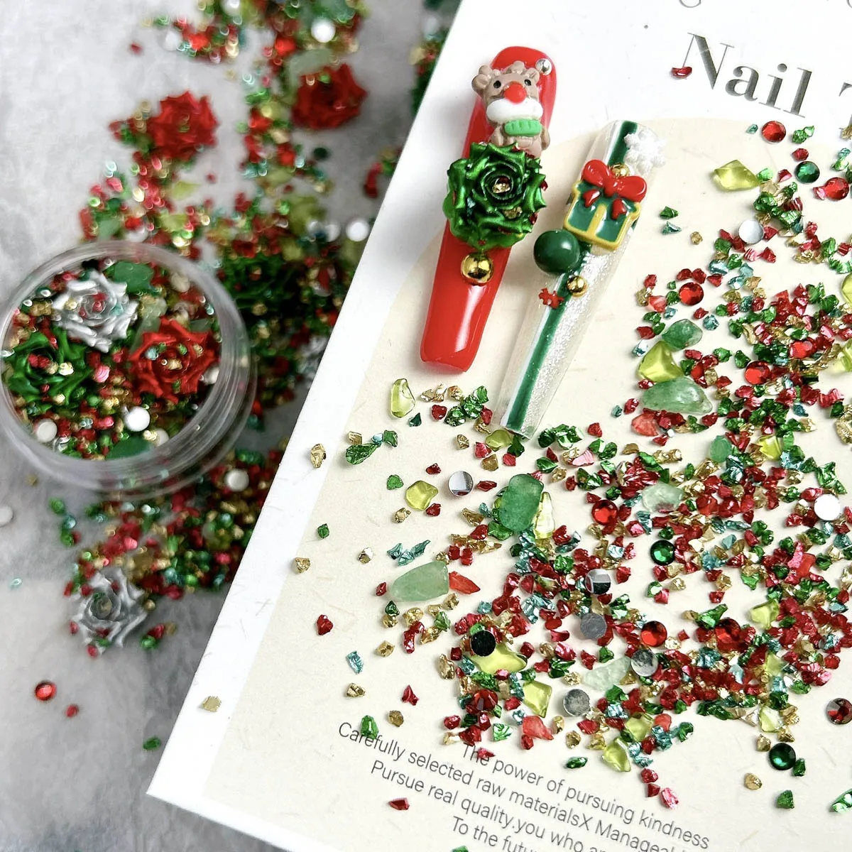 Boîte de breloques pour ongles en résine, série de noël créative rouge vert, pierre irrégulière, fleurs simulées, décorations mixtes pour Nail Art, DIY, 1 boîte