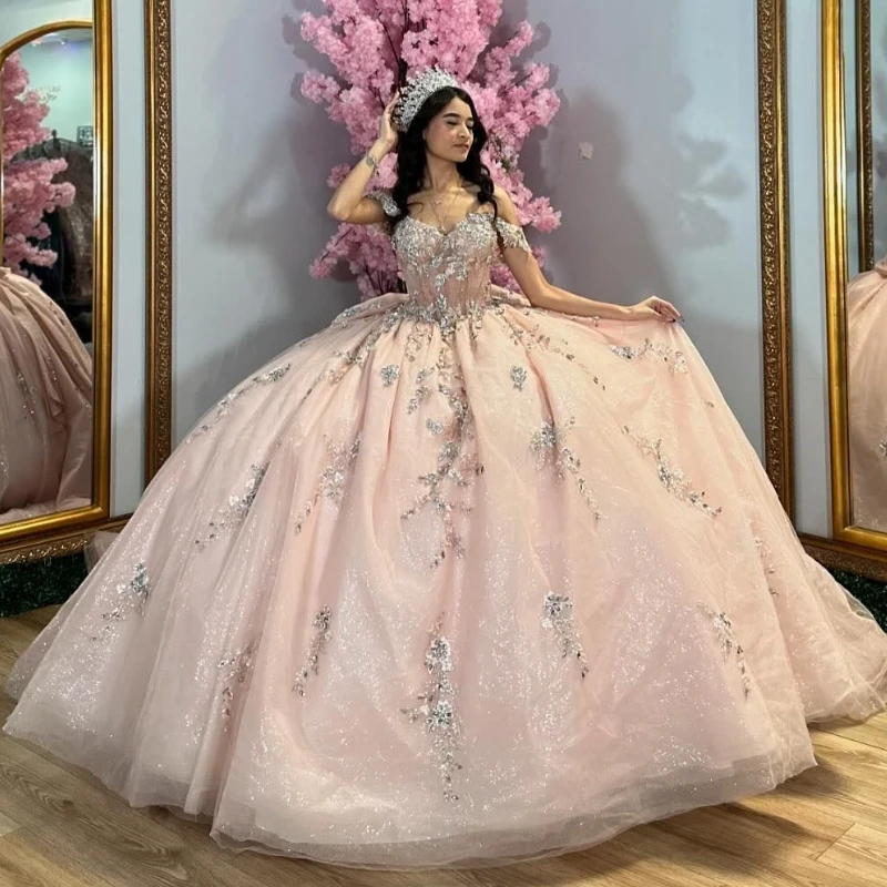 Vestidos de quinceañera brillantes de color rosa claro, princesa dulce, fiesta de cumpleaños para niña de 16 años, cuentas con hombros descubiertos, apliques de encaje con lentejuelas y lazo