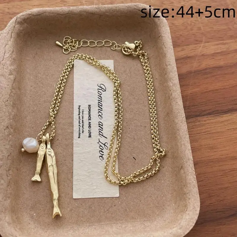 Charmante Halsketten mit Anhängern in Form von Fischen aus Metall und Süßwasserperlen für Damen, vergoldet oder versilbert, mit Kastenkette und Choker-Design. – Detail 7