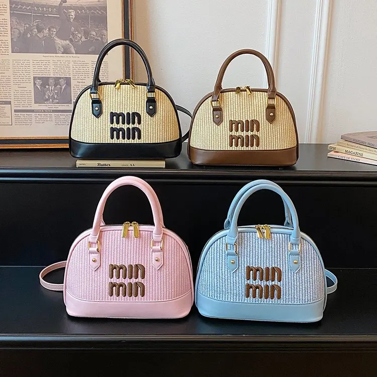 

Сумка для подгузников в простом стиле с классическим однотонным дизайном, легко сочетается с любым повседневным нарядом как для мам, так и для пап.