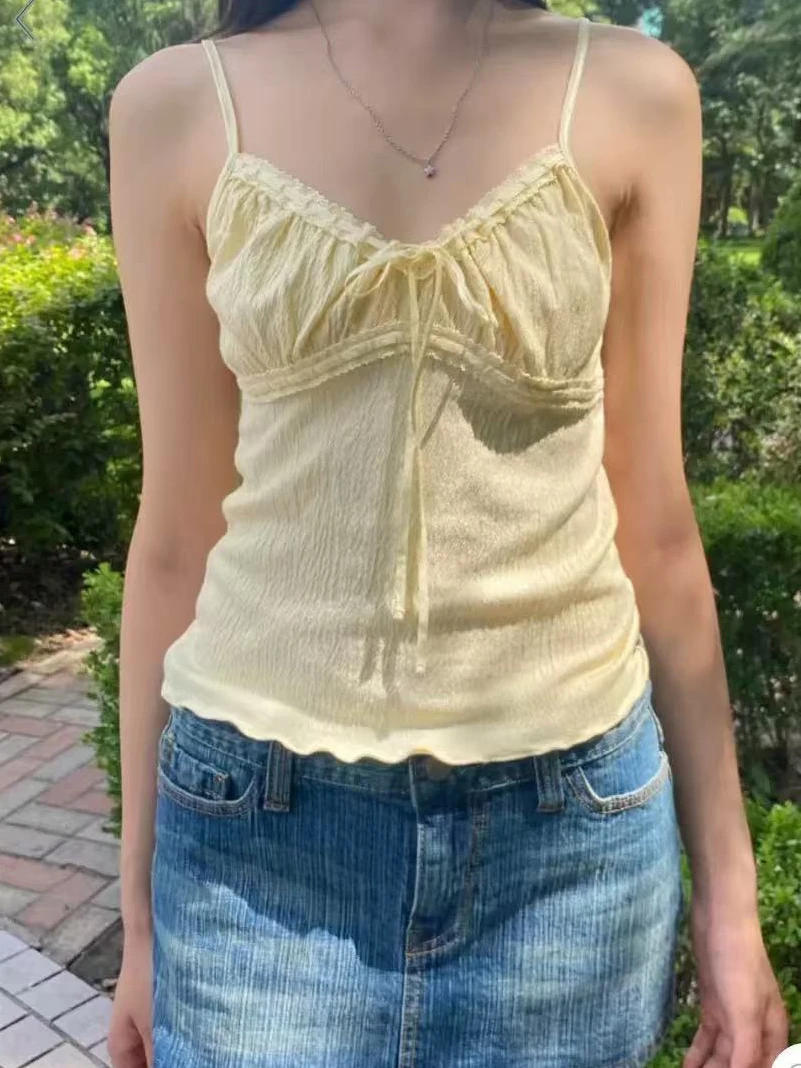 

Желтый облегающий топ на бретелях с грибком по краю, женский летний топ на шнурке со складками и кружевной отделкой, v-образный вырез, без рукавов, милые повседневные укороченные топы на бретелях Y2k New