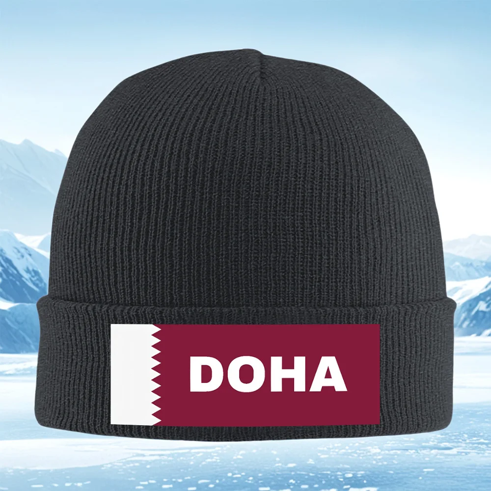 Texto blanco sobre fondo granate Doha hombres mujeres Unisex sombrero de punto gorro Jersey gorra invierno térmico cálido Navidad al aire libre Cycl