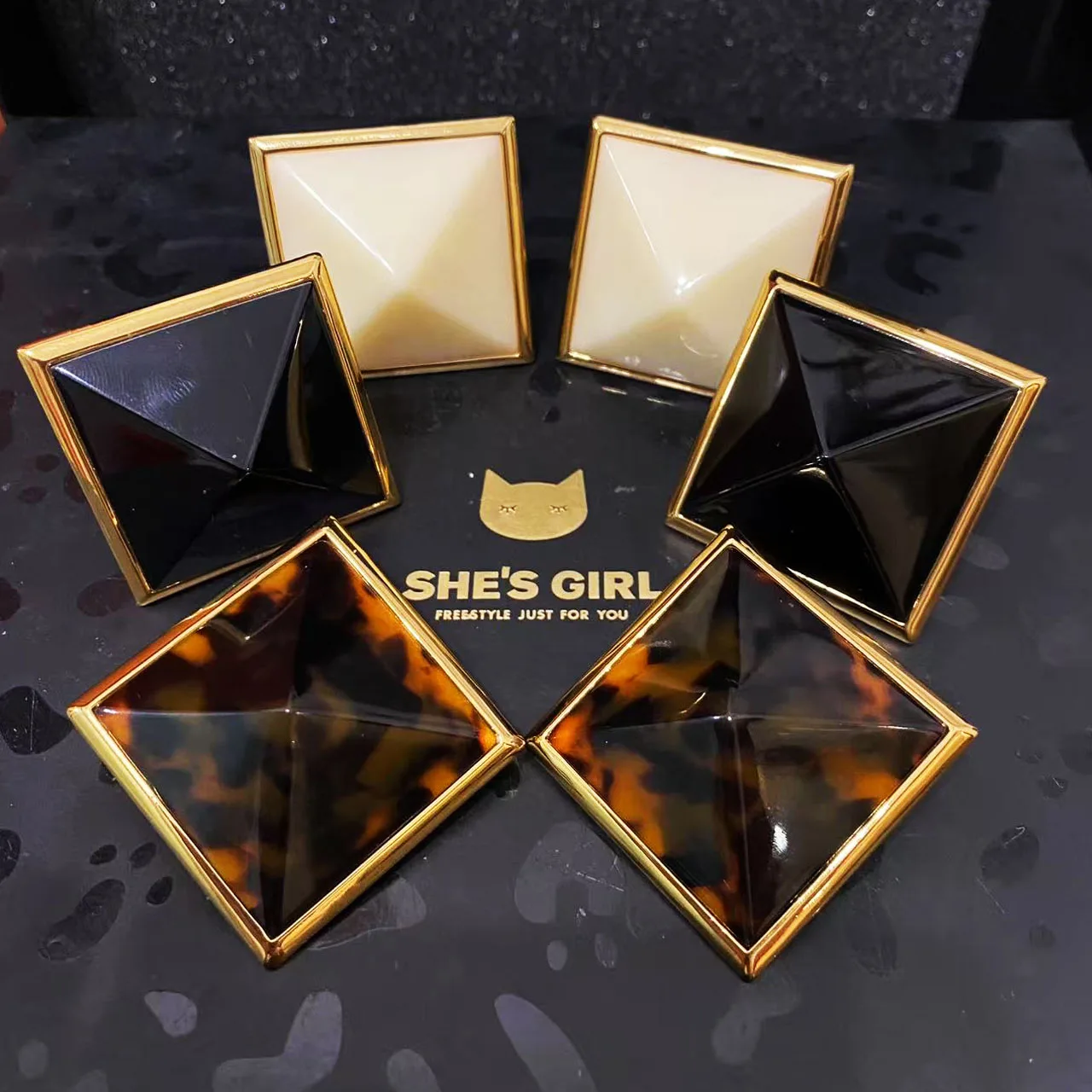 New Jewelry & Accessories Retro Style Square Cone-Shaped Three-Dimensional Resin Ear Clip Earrings For Women's Parties & Gifts