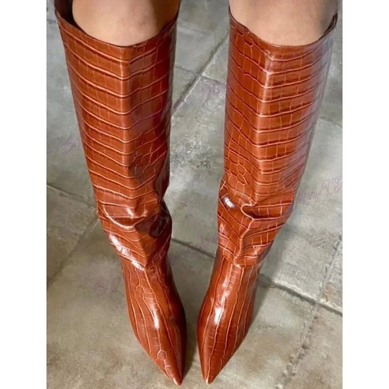 Botas altas de pele de crocodilo marrom, sapatos de bico fino para mulheres, salto alto grosso, sapatos de festa sexy, 2025 zapatos para mujere