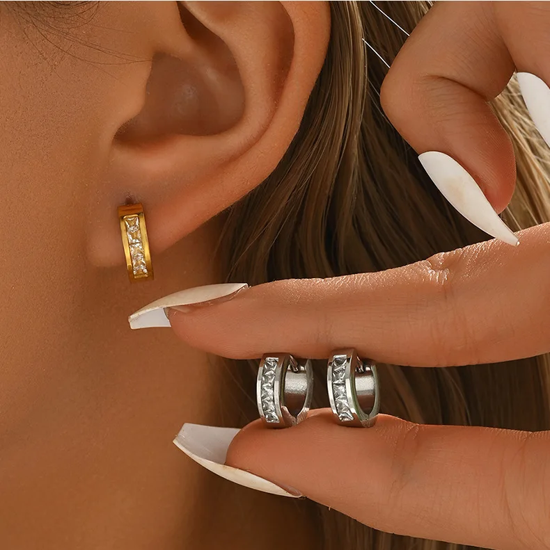 Minimalistisches Edelstahl-Ohrring-Set mit schwarzen Zirkonia für Damen – Huggie- und Helix-Ohrringe, modisches Schmuck-Accessoire, neu im Trend – Detail 6