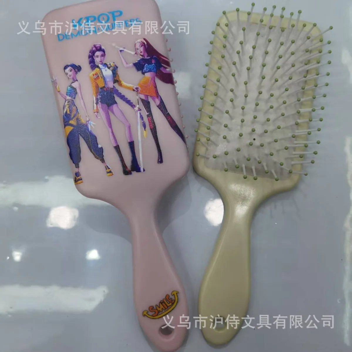 لمشط وسادة هوائية تحت عنوان K-pop، ومشط تصفيف الشعر المبتكر بشخصية لو، ومشط تدليك محمول للفتيات المبدعين