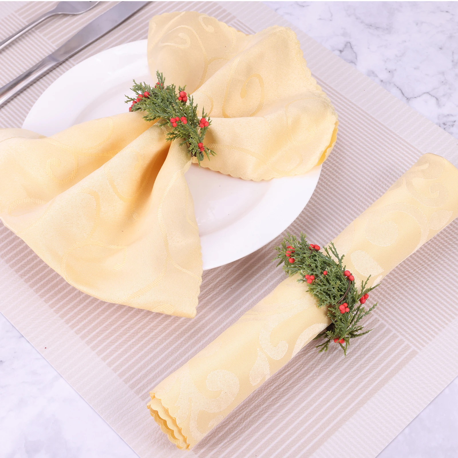 6Pcs Christmas Napkin Rings Xmas Wreath Red Berries Napkin Holder Buckle Table Decoration For Holiday Party Dinner Banquet