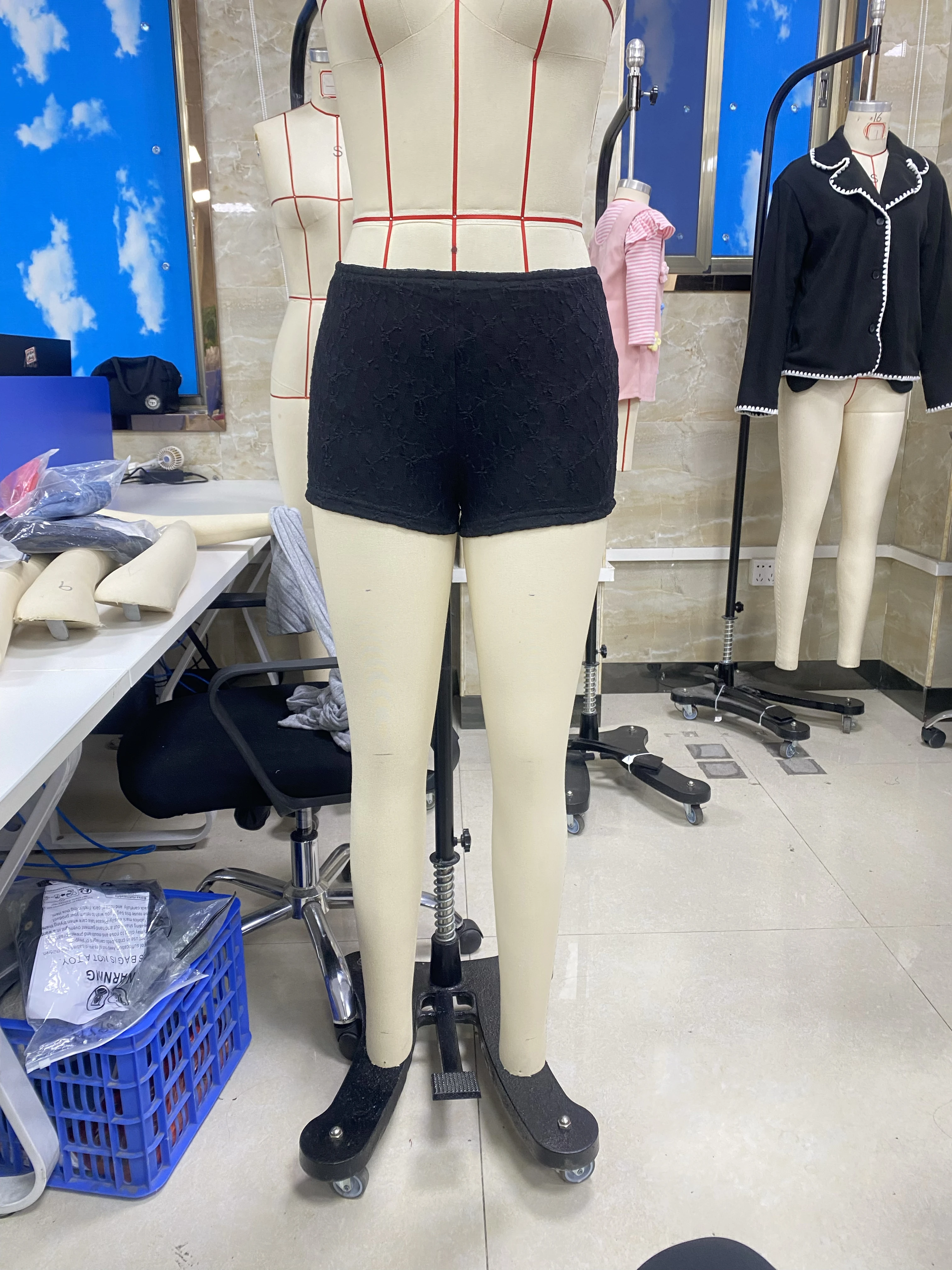 شورت نسائي قصير من الدانتيل صيفي عصري بلون سادة وخصر منخفض مرن