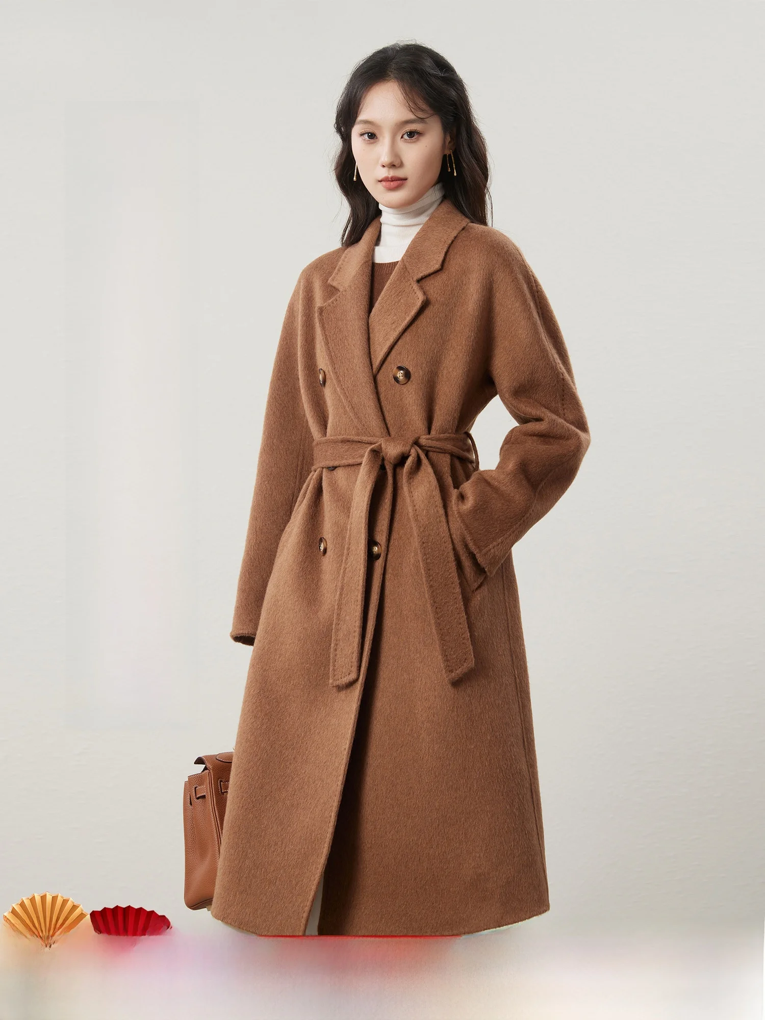 

Двустороннее шерстяное пальто из шелка и шерсти с двубортной застежкой на пуговицах, из австралийской шерсти и кашемира, незаменимый элемент роскошного гардероба