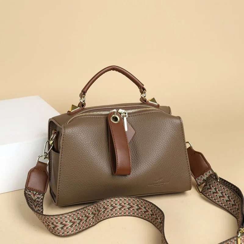 

Luxury Shopper Bag With Large Capacity - Elegant Leather Messenger Purse For Everyday Commuting