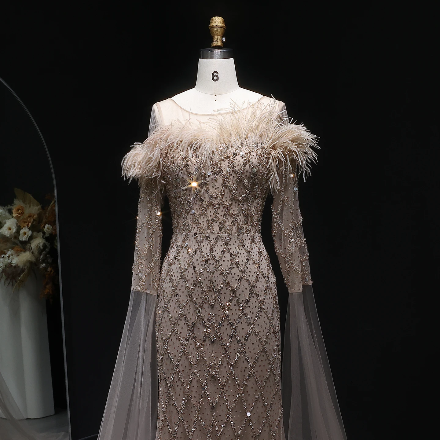 Sharon Said Luxuriöses Rosa Tüll-Abendkleid mit Federn, Langen Ärmeln, Schwer Perlenbestickt, Meerjungfrauenstil, für Formelle Anlässe und Partys, SS072 Maßanfertigung – Detail 10