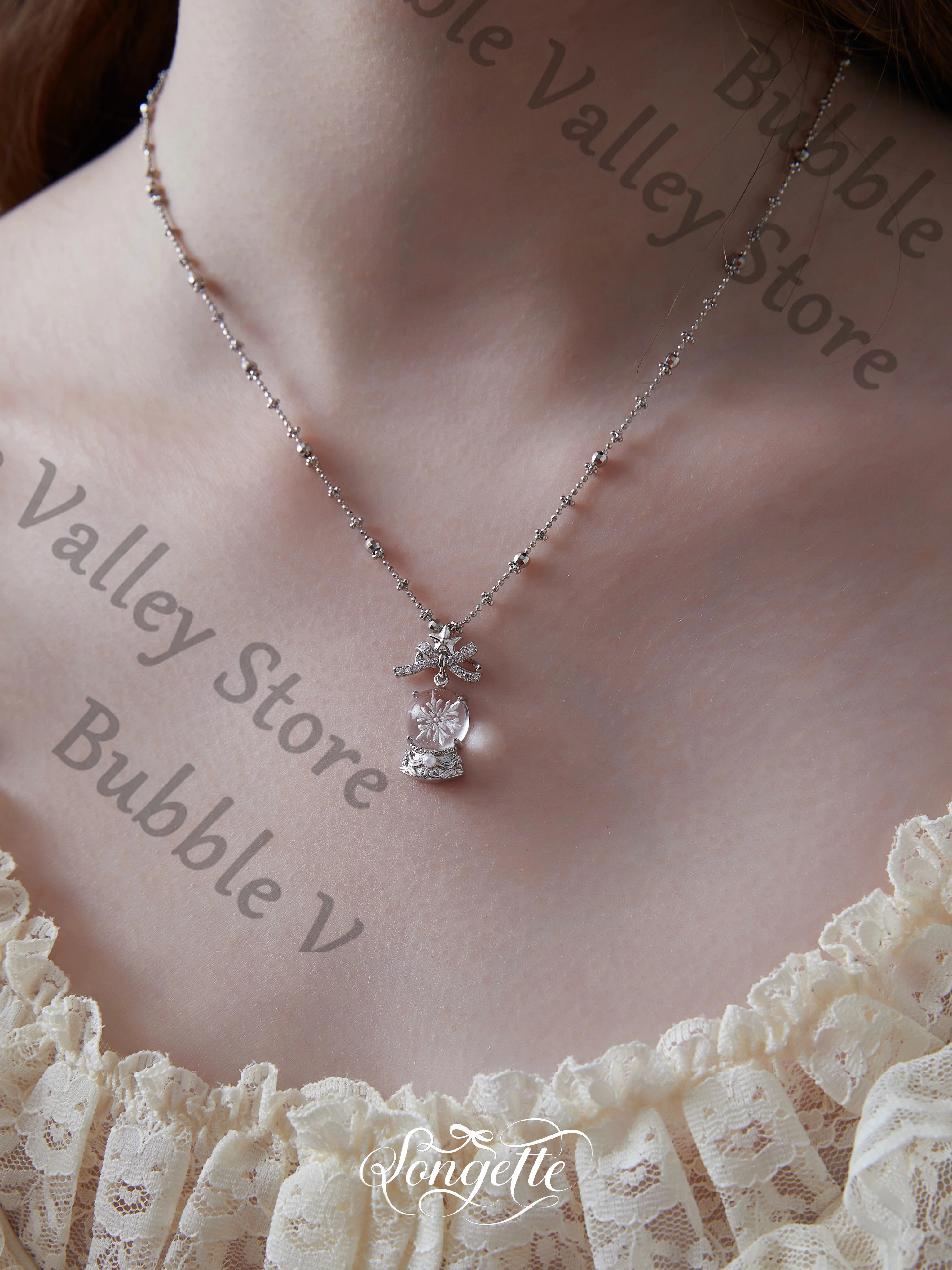 الحب والفضاء العميق أنيمي زين عيد ميلاد تأثيري ندفة الثلج صندوق تشغيل الموسيقى قلادة قلادة الكرتون الترقوة القلائد تميمة هدية عيد الميلاد