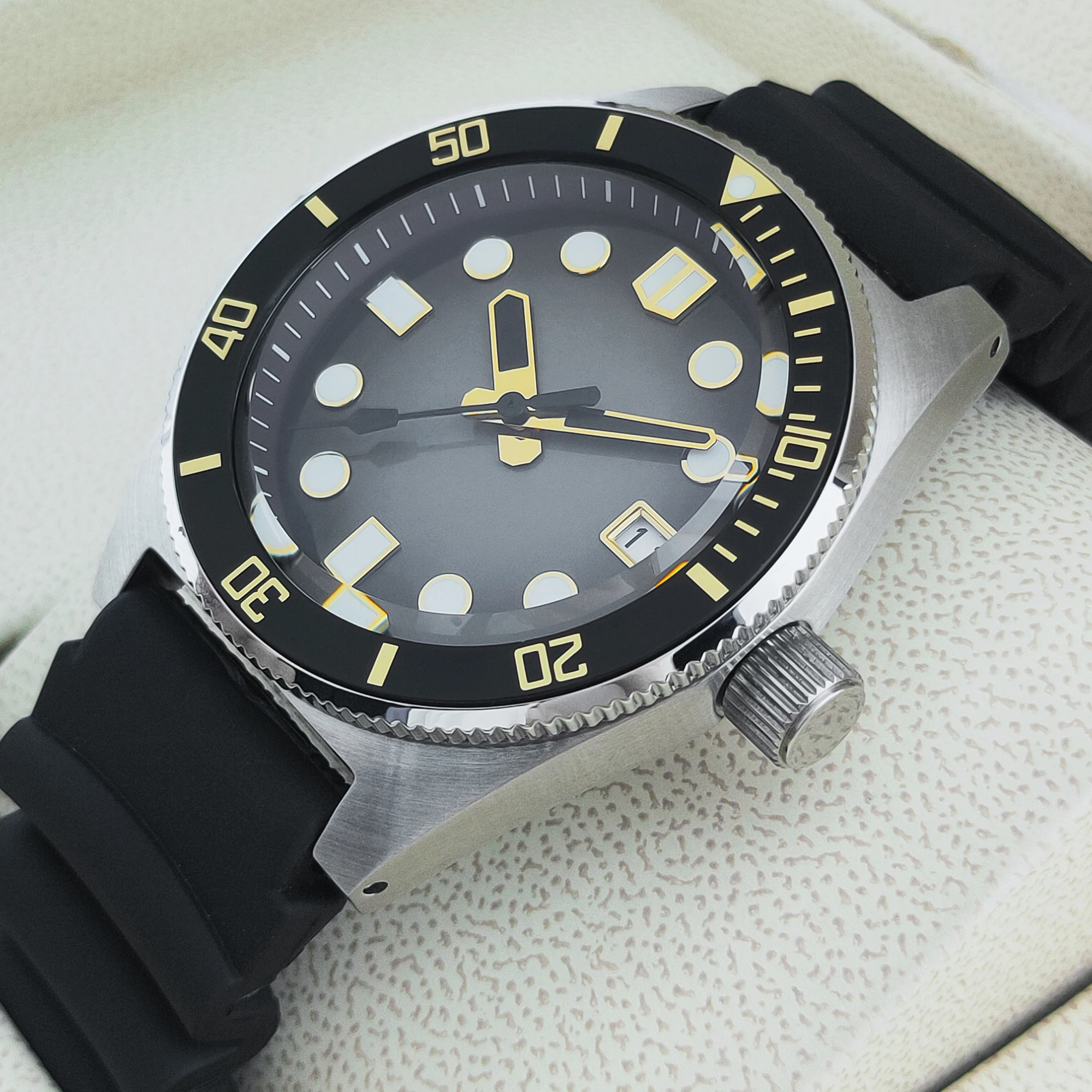 40 มม.ที่กําหนดเอง NH35 การเคลื่อนไหวอัตโนมัตินาฬิกาผู้ชาย Sapphire Slass นาฬิกากันน้ํากีฬา Leisure Luminous นาฬิกาดําน้ํา