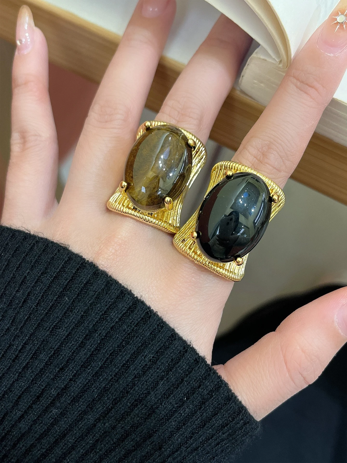 

Массивное широкое кольцо с золотыми камнями, роскошное, модное, открытое, на один палец, ювелирный аксессуар