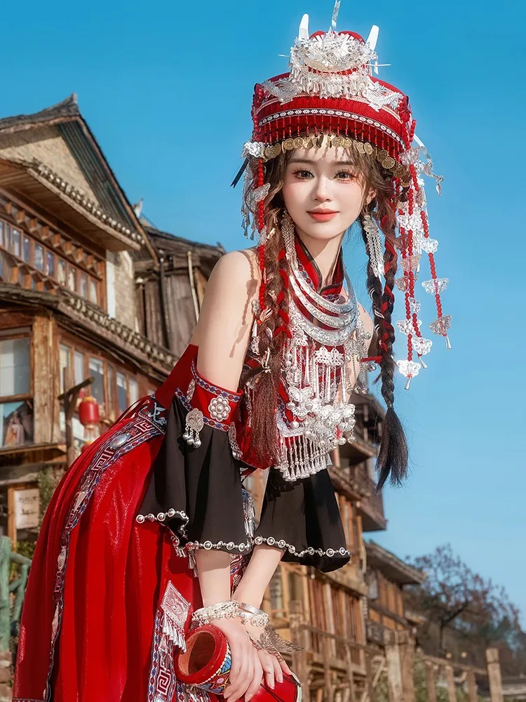 Fotografia di un costume da performance femminile in costumi etnici terra straniera con abito lungo con nastro rosso profumato sulle spalle