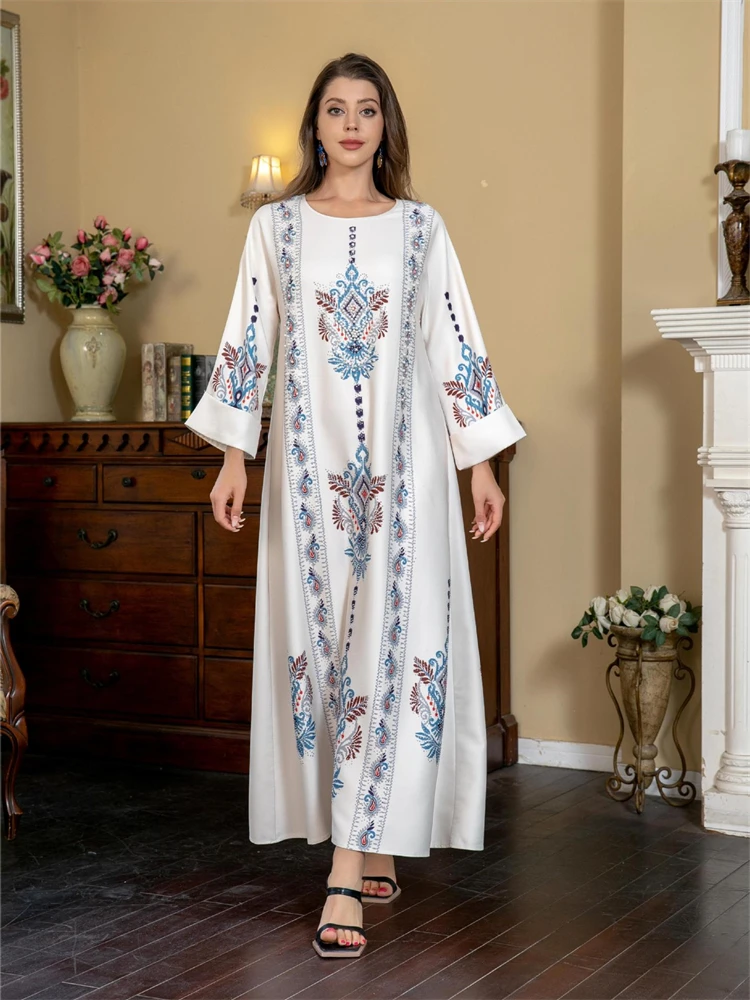 

Ближневосточное мусульманское женское платье-халат в Дубае с принтом