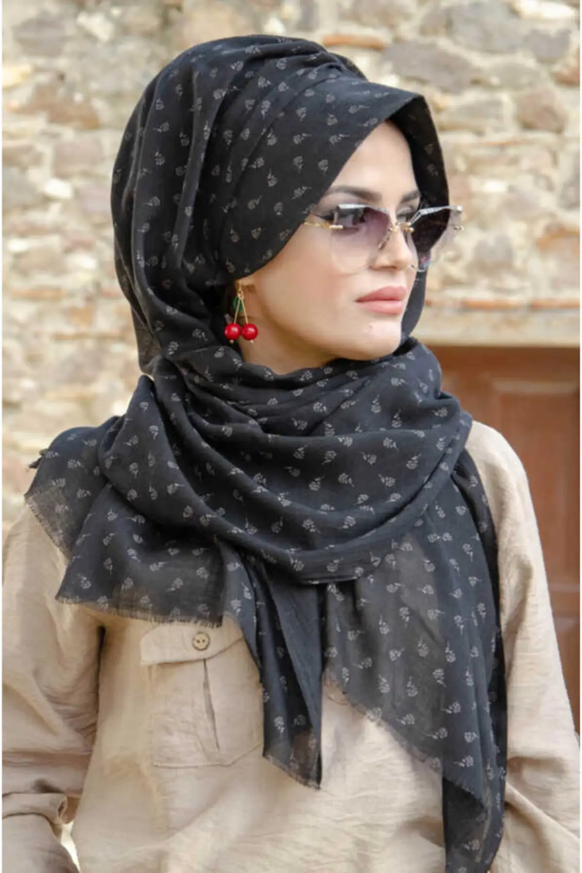 Черная шапка с цветочным рисунком