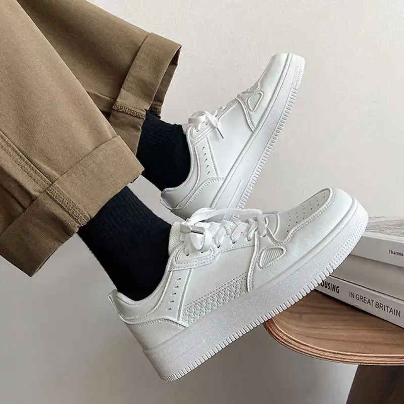 

Мужские дизайнерские кроссовки из синтетической кожи на высокой подошве. Роскошные повседневные дизайнерские туфли на плоской подошве. Мужские спортивные кроссовки для гольфа Sapatenis Lofer.