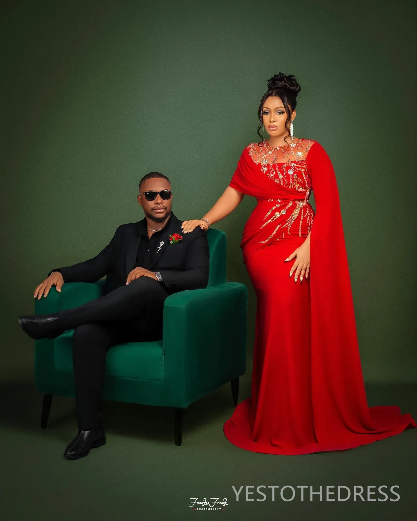 Maßgeschneidertes rotes Abendkleid in Übergröße, Meerjungfrau-Abendkleider, transparenter Ausschnitt, Illusion, applizierte Perlen, Spitze, Geburtstagsparty-Kleid